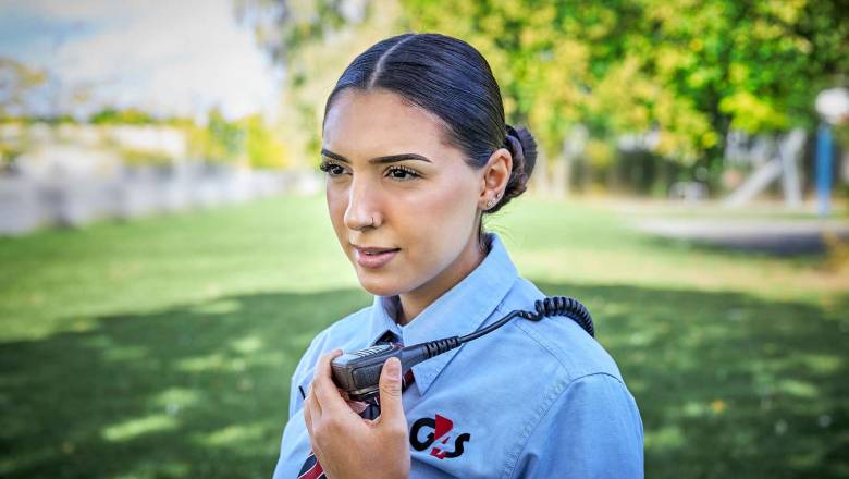 Kvindelig vagt med walkie talkie