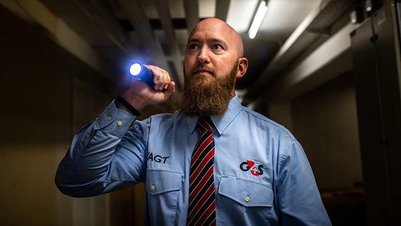 Vagt lyser med lommelygte