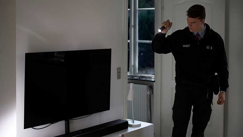 G4S vagten tjekker indendørs ved TV