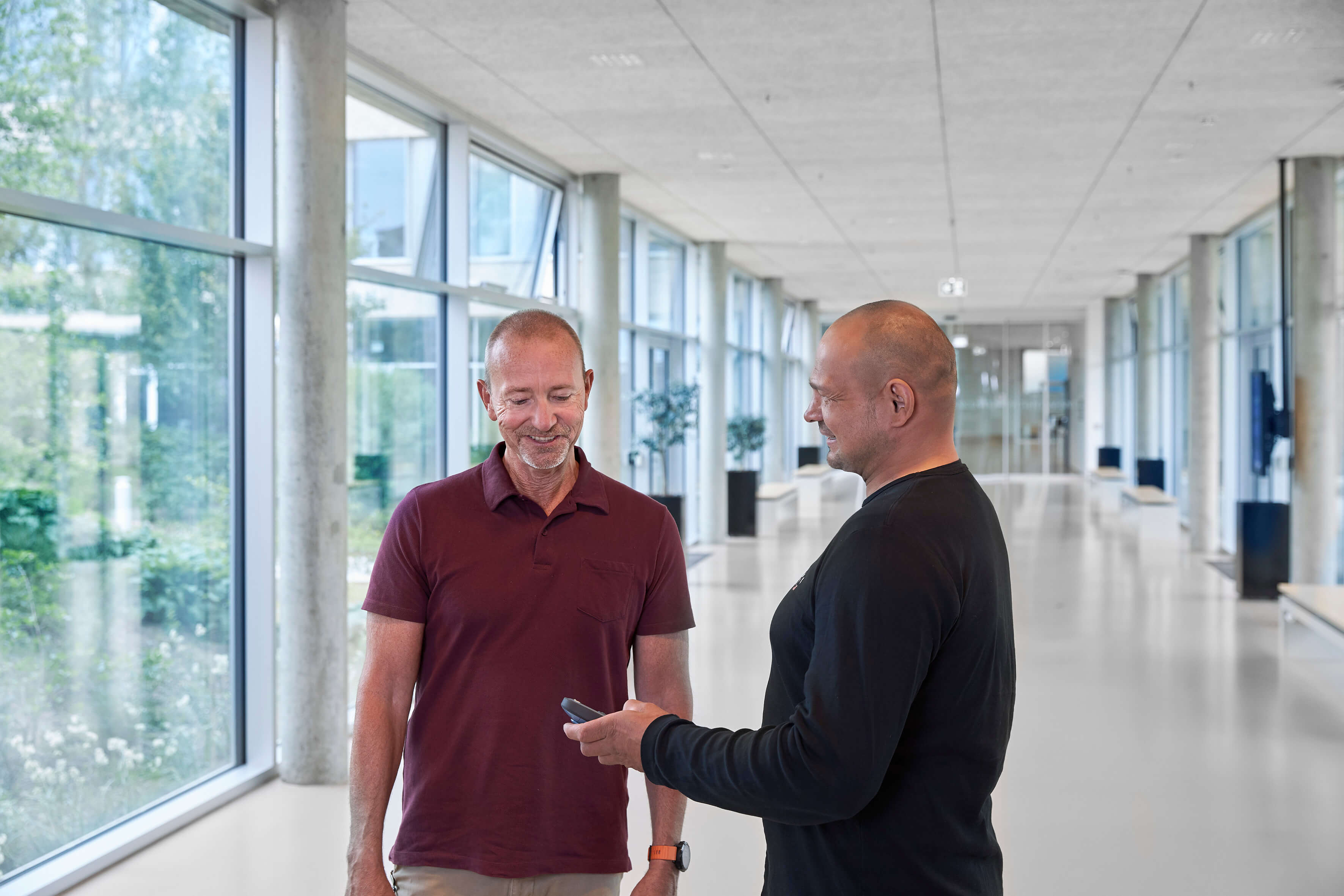 Stabchef snakker med sikkerhedsmedarbejder