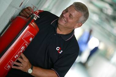 BSB Mann prüft Feuerlöscher