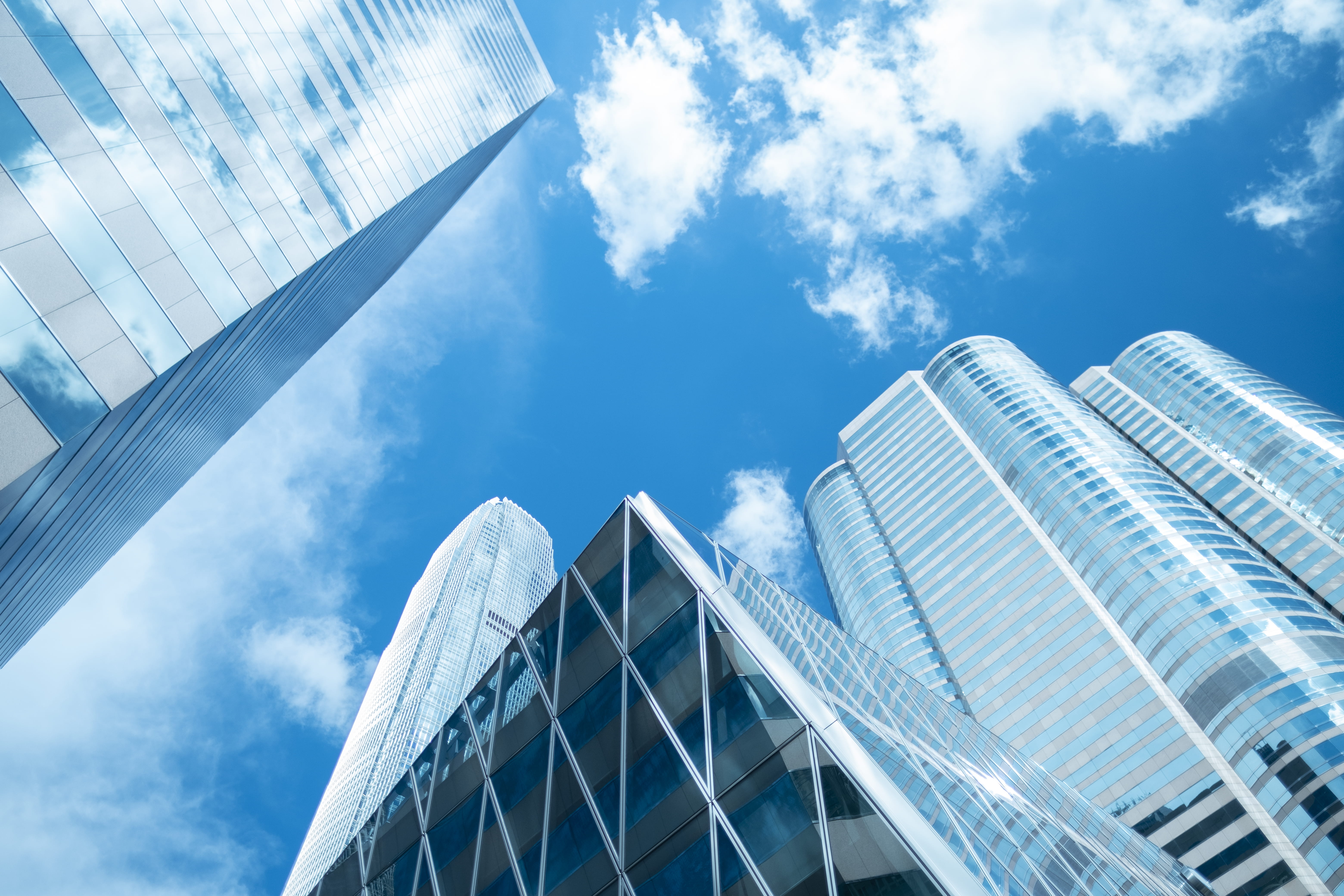 Skyline highscrapers under a blue sky