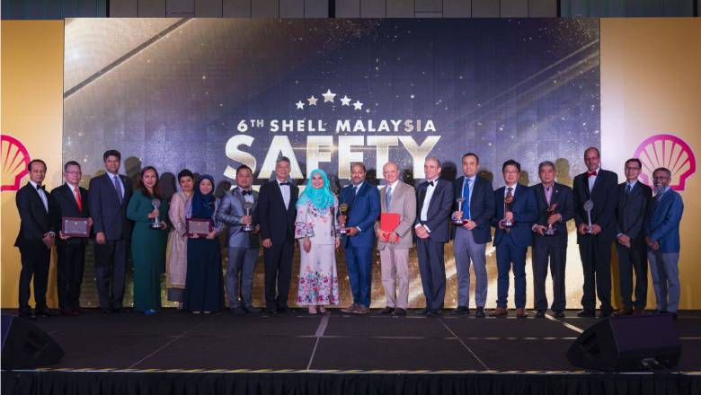 An image of the winners of the Shell Malaysia Safety Awards 2019 standing on a stage 