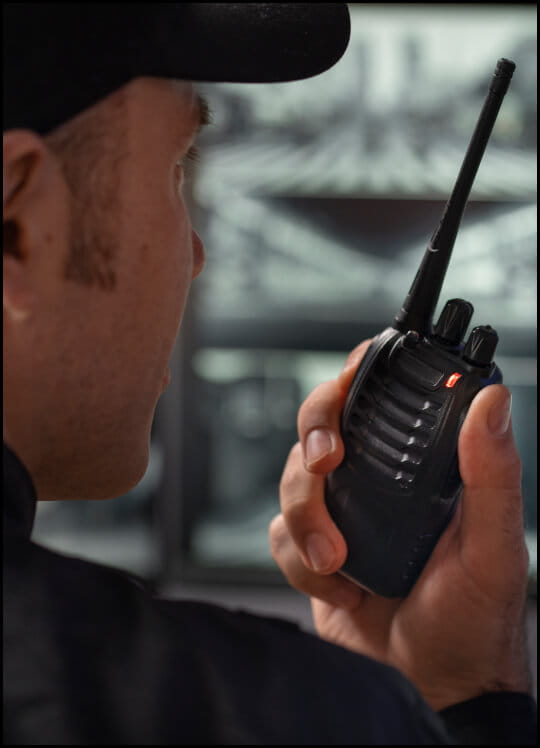guardia de seguridad hablando por radio