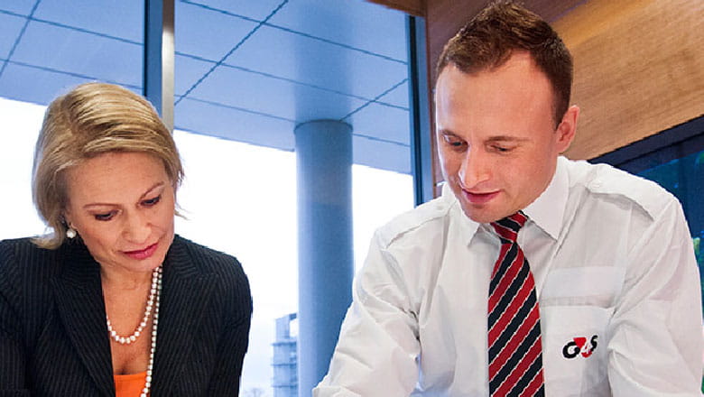 Personas mirando informe