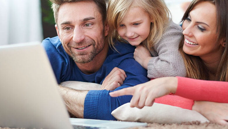 Familia viendo una PC