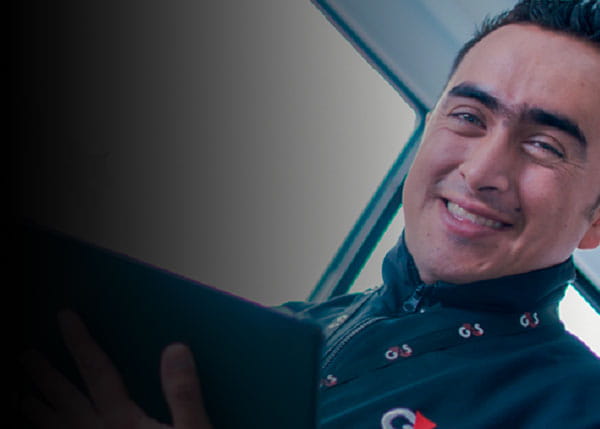 Operador con tablet en la mano