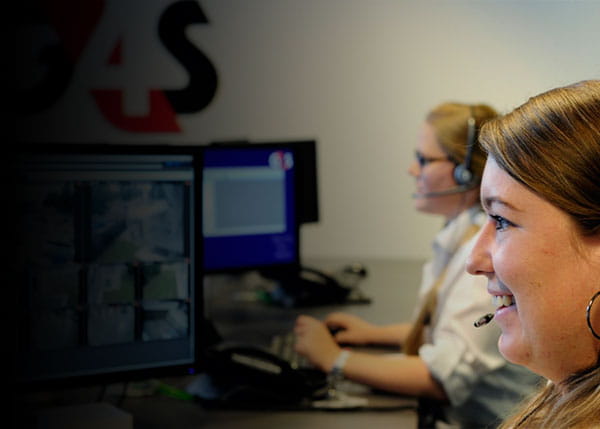 Operaria mirando monitor