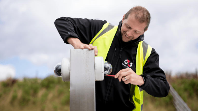 G4S darbinieks, kas veic apkopi apsardzes sistēmai 