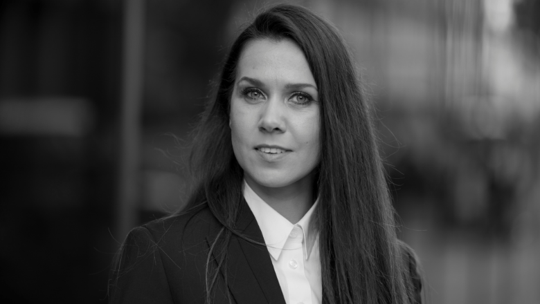 Sieviete atspoguļojot uzņēmuma vērtības