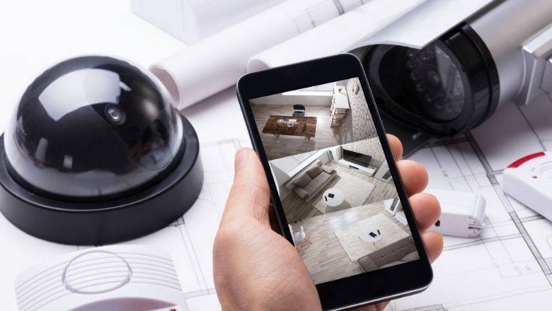 Viedtālrunis ar novērošanas attēlu un drošības iekārtām fonā