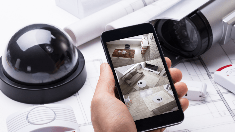 Viedtālrunis ar novērošanas attēlu un drošības iekārtām fonā