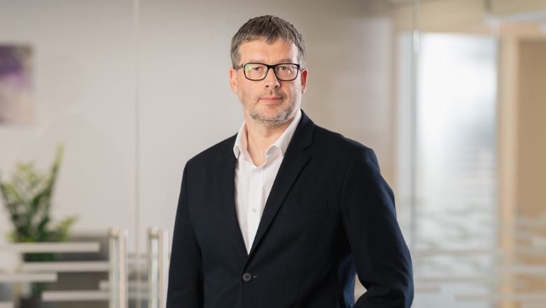 Vīrietis uzvalkā, kas ir kontaktpersona G4S apsardzes pakalpojumiem