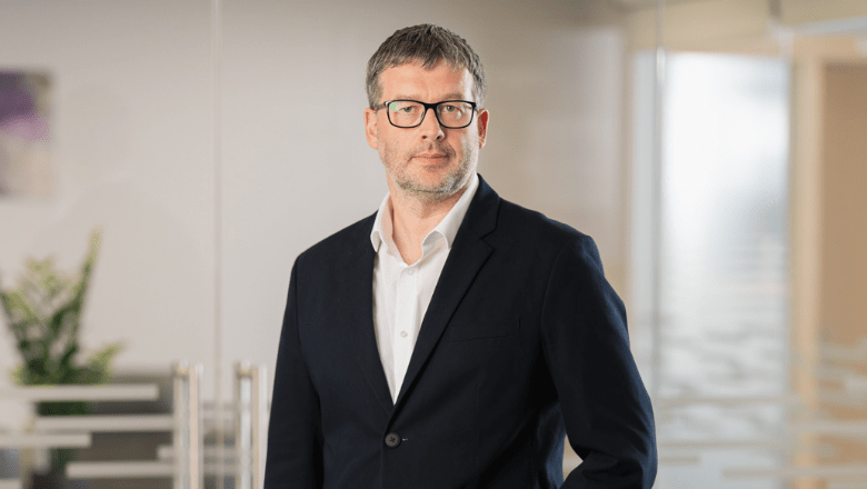 Vīrietis uzvalkā, kas ir kontaktpersona G4S apsardzes pakalpojumiem