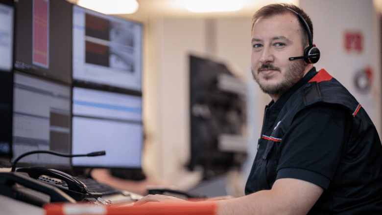 Vīrietis G4S formas tērpā pie monitoriem Operatīvās vadības centrā