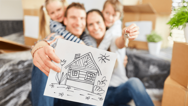 Ģimene ar zīmētu māju uz lapas un atslēgām rokā, droša māja. 