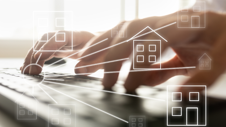 Rokas raksta uz klaviatūras, mājas simboli kontaktiem. 