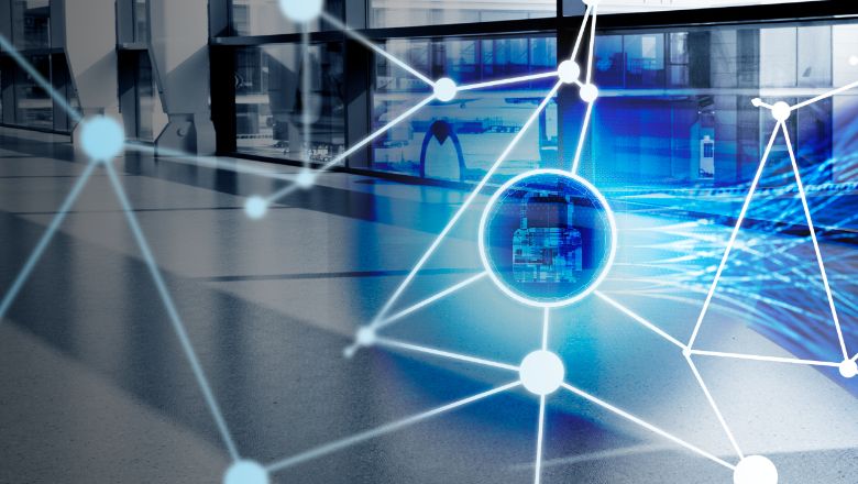 Mūsdienīga telpa ar digitālo tīklu vizualizāciju, simbolizējot uzņēmuma tehnoloģiskos risinājumus. 