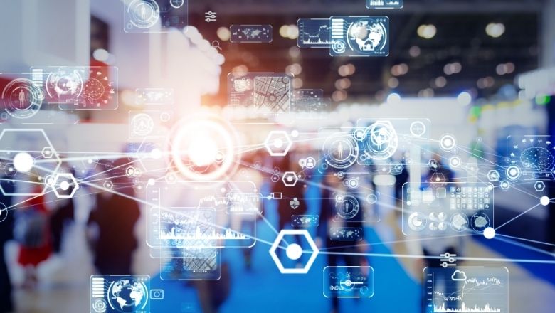 Digitāla drošības datu vizualizācija ar cilvēkiem fonā, kas simbolizē drošības risku analīzi un auditu. 