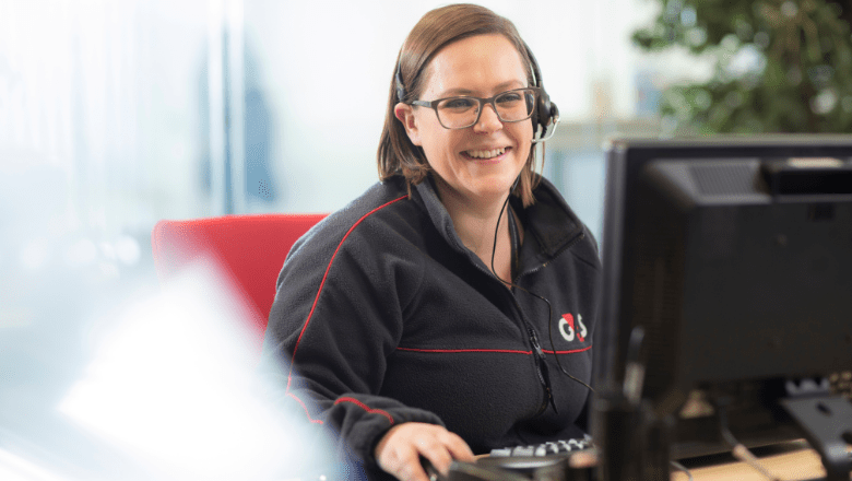 G4S darbiniece klientu apkalpošanas centrā. 