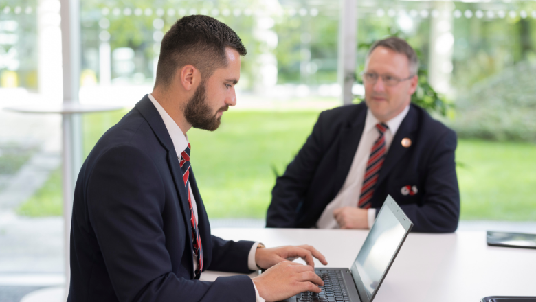 G4S darbinieki formas tērpos apsardzes objekta informācijas centrā. 