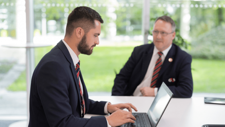 G4S darbinieki formas tērpos apsardzes objekta informācijas centrā. 