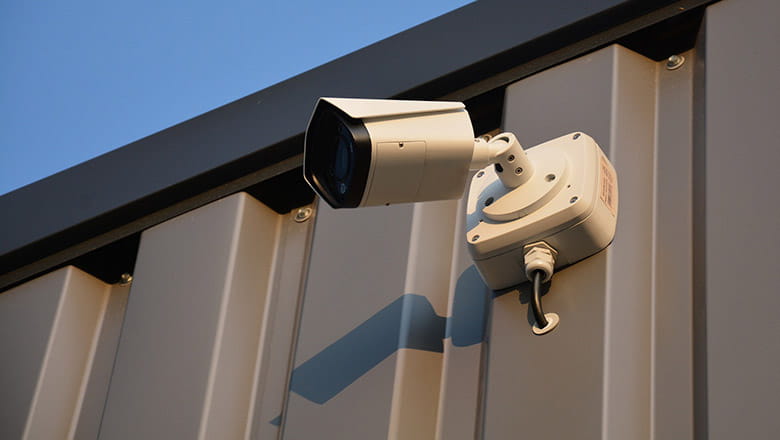 Camera aan wand buiten