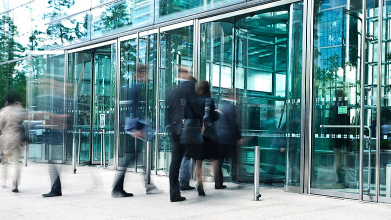 kantoorgebouw mensen lopen in en uit