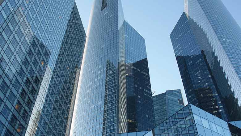 hoge kantoorgebouwen blauw