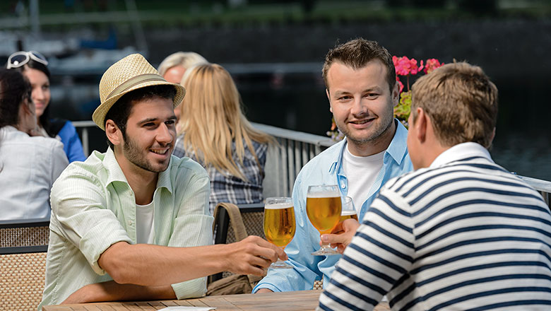 Terras bier proosten drinken vrienden