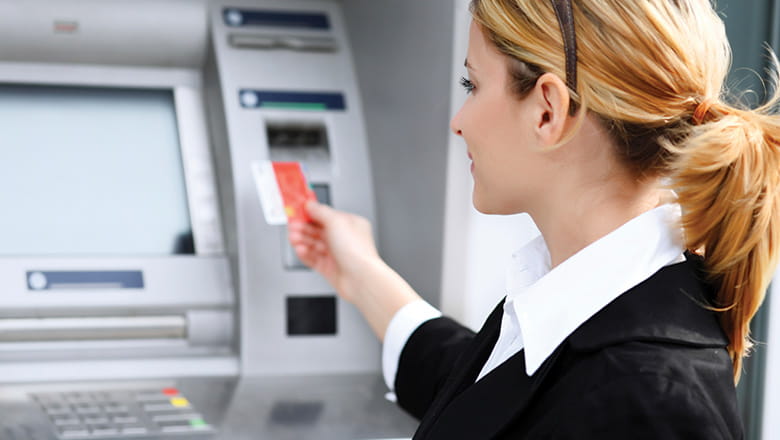 Vrouw bij pinautomaat