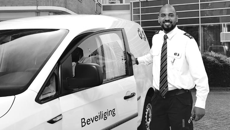 G4S surveillant naast auto