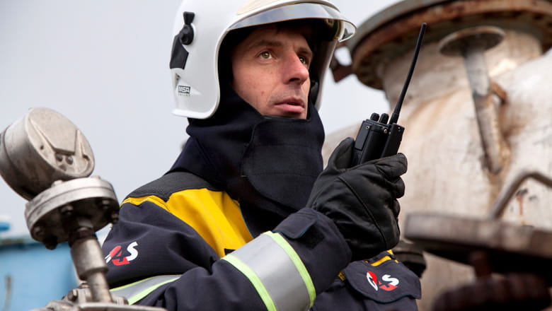 Brandweer met portofoon