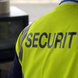 Sigurnosna prsluk sa natpisom "Security" na leđima.