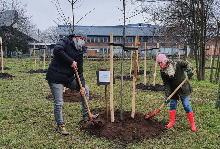 G4S Dawid Sold i Bojana Vesić Antić sade sadnice na događaju "Tree for Belgrade".