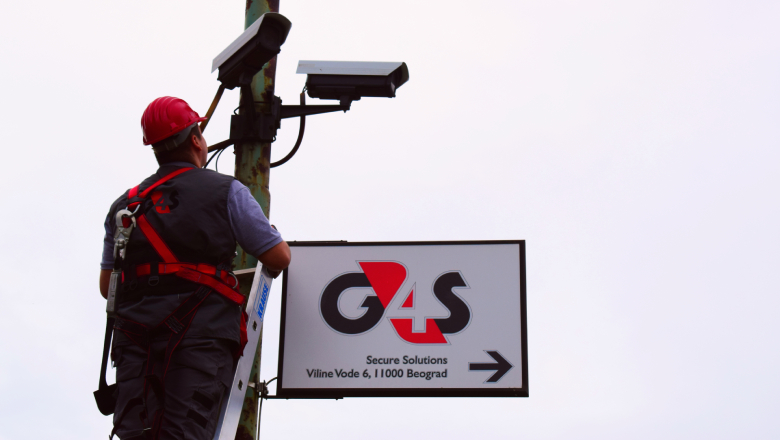 G4S službenik postavlja sigurnosne kamere za video nadzor.