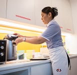 แม่บ้านกำลังทำงานในครัว