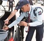 เจ้าหน้าที่รักษาความปลอดภัยกำลังตรวจสอบท้ายรถ