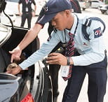 เจ้าหน้าที่รักษาความปลอดภัยกำลังตรวจสอบท้ายรถ