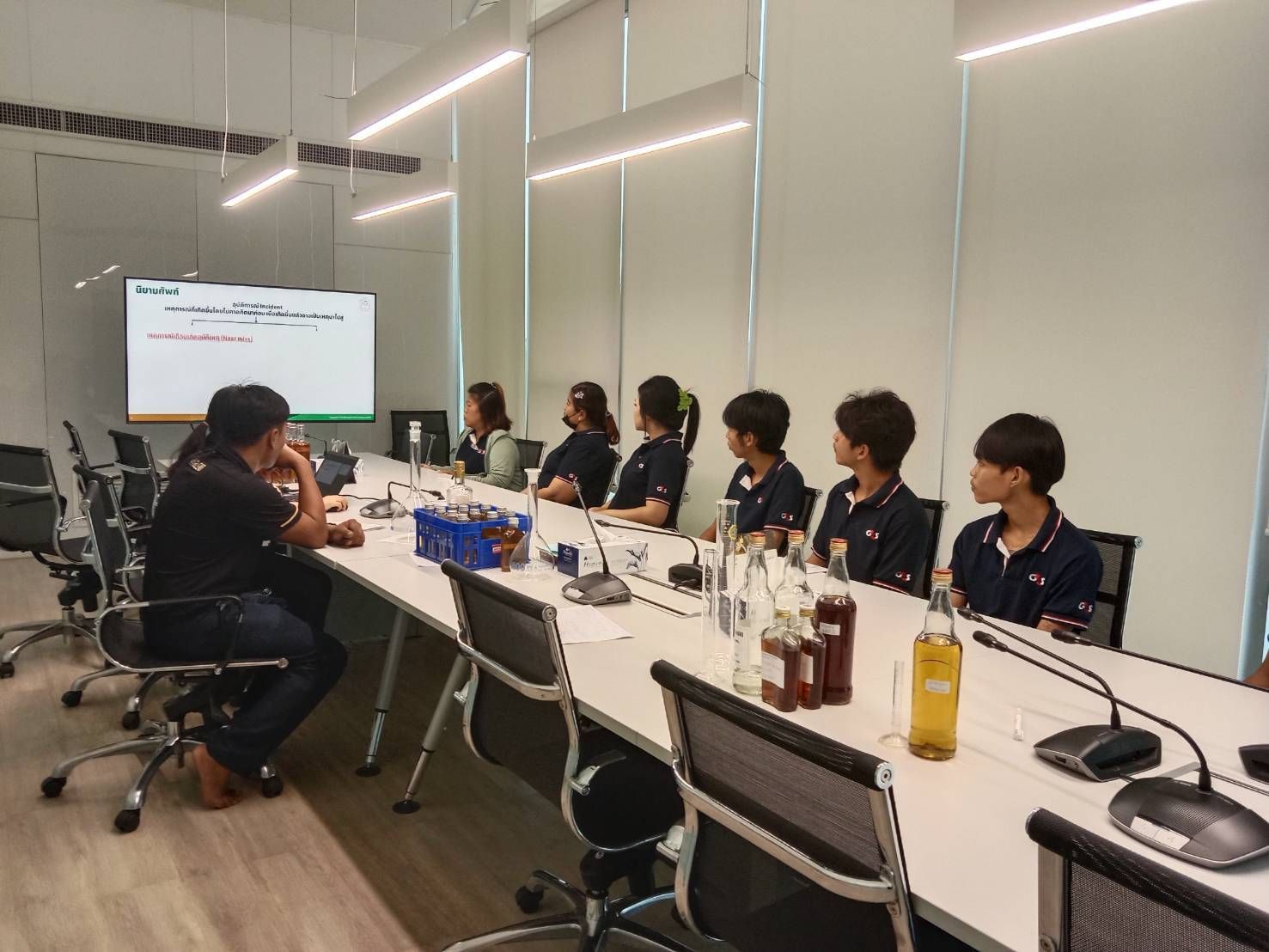 พนักงาน G4S อยู่ในห้องประชุม